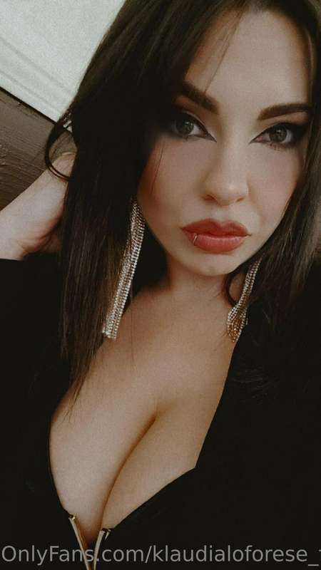 Che inizi il venerdì, porconi 😏🍆👑  Onlyfans.com/klaudialofor..