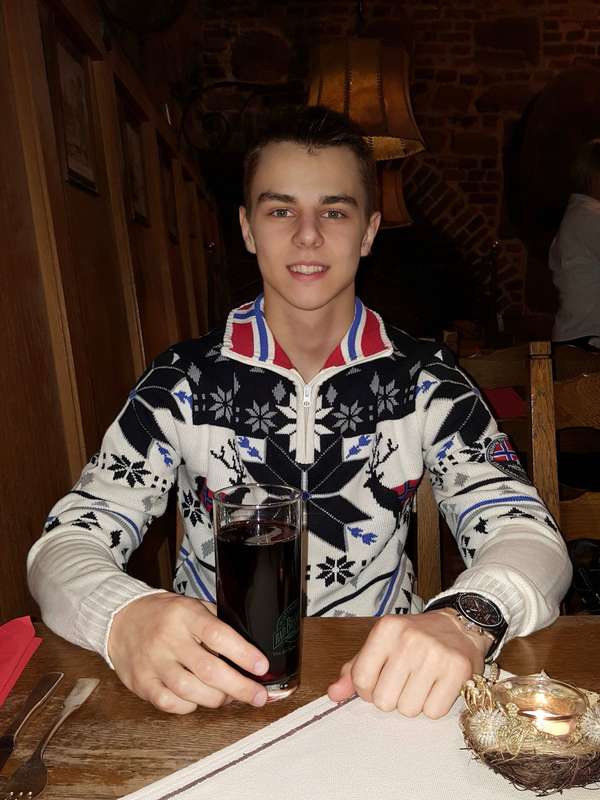 In an underground restaurant with friends 🥰🧃