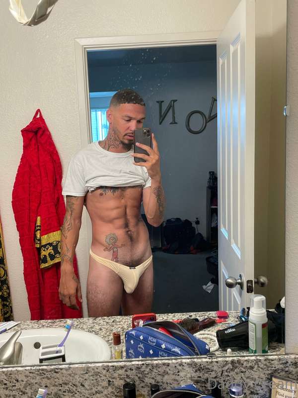 Swipe swipe swipe   100 likes and I’ll post the video of me .. 2