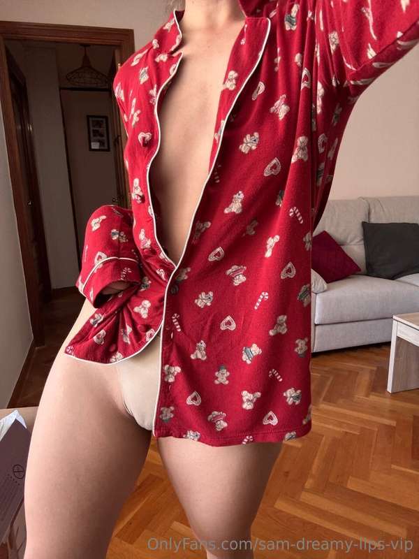 Aaaaand horny 🤣Anyone up for a video call or a custom???? Ha..