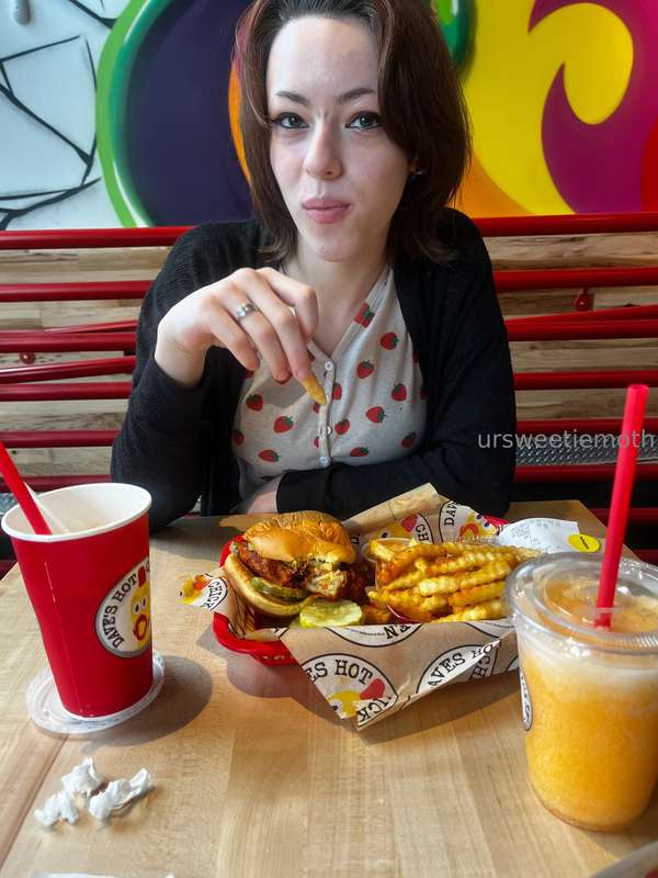 I tried Dave’s hot (not) chicken for the first time! It was .. 5
