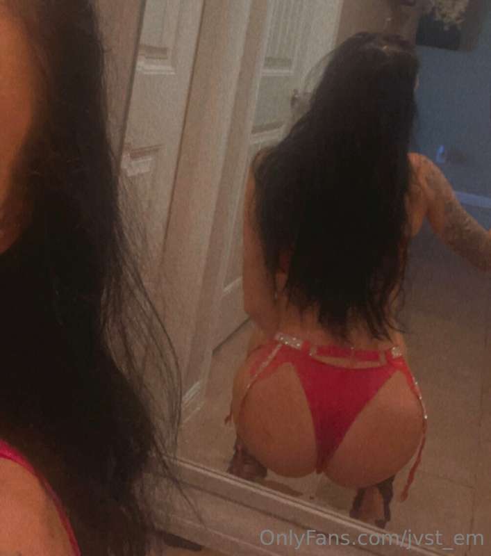 I love the way the color red looks on me🥵  ❤︎︎send a 10$ tip..