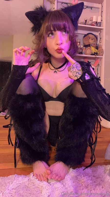 toes and FAT PUSSY. also, my new favorite thing is cutting h.. 4