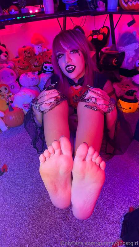 It’s your turn to do some sucking 👅 lick my toes! 🖤 4