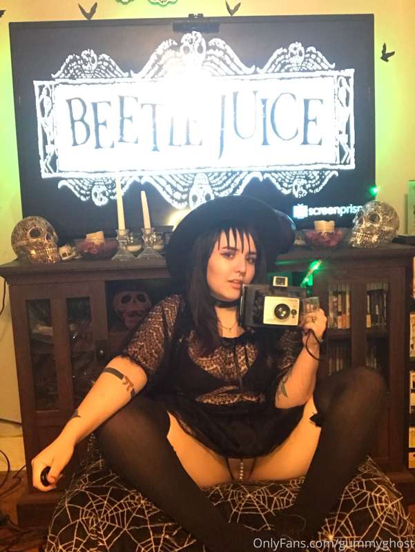 Lydia Deetz cosplay! Will you show me what’s under your shee.. 39