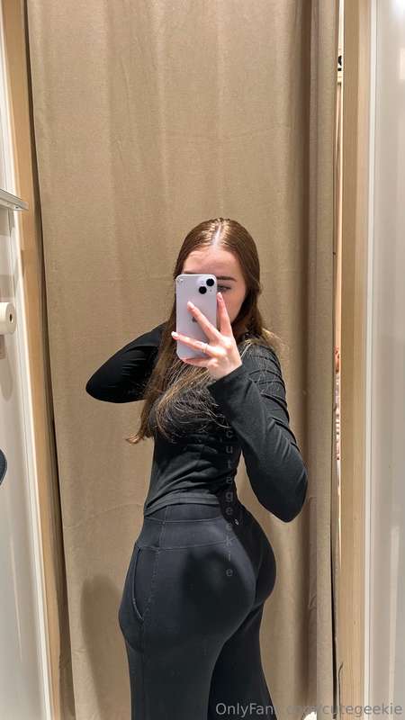 I went jeans shopping and I took some pics of me trying on s..