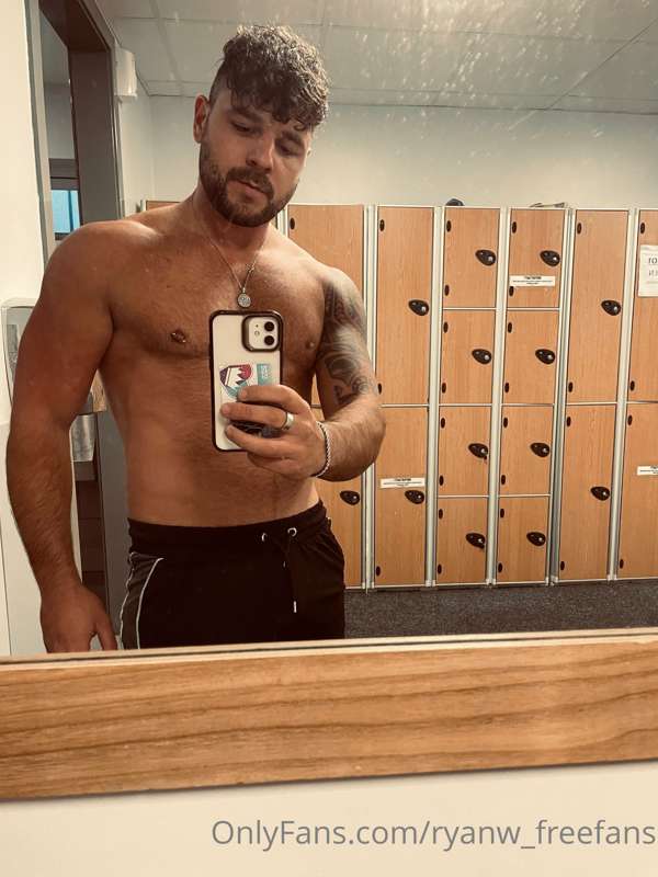 Cheeky gym selfie! Check out my VIP page for all of my filth..