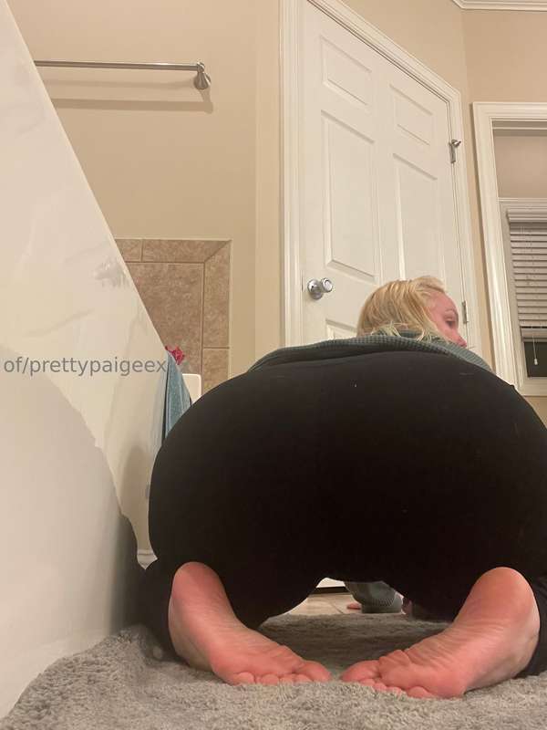 Do you like my new heels? 😊💗 And what about that view from b.. 1