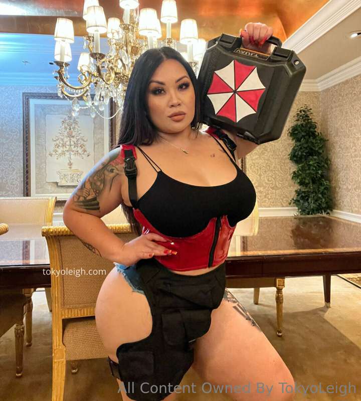 Resident Evil G/G dropping tomorrow on @misstokyoleigh !! 👭🏻