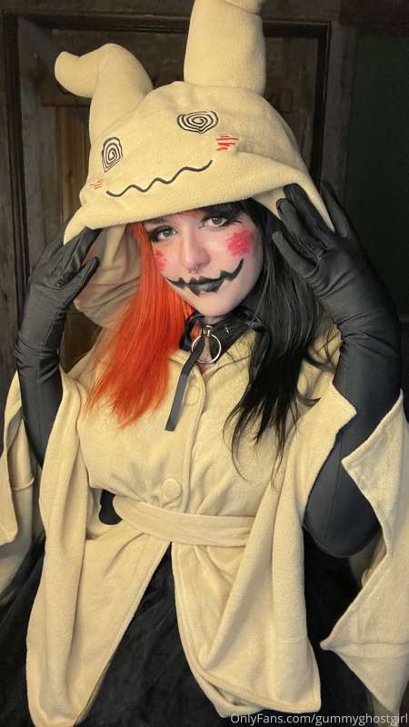 Wanna see what’s under this mimikyu’s costume? 💛😏 13