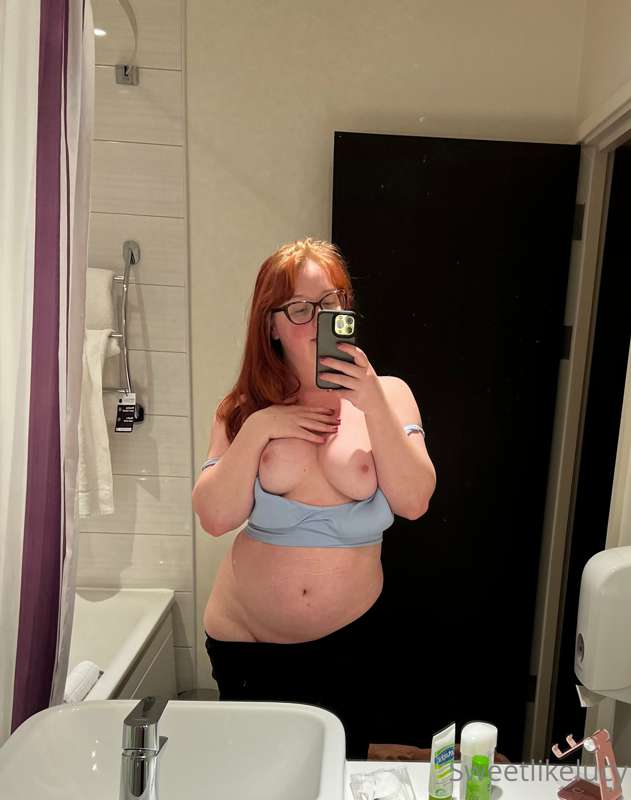 This Premier inn has no aircon 🥵🥵🥵 I’m roasting! 2