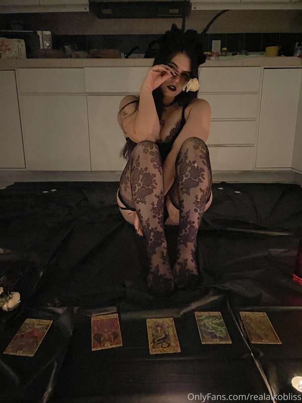A dead rose and misfortunate fortune. 😈