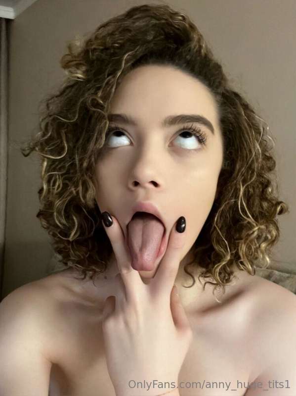 Let me distract you👉@evacurly💋Cute girl @evacurly loves to p..