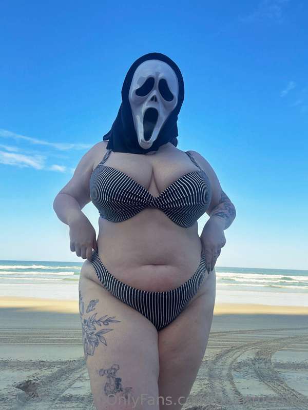 Here for my Halloween beach special 😉 9