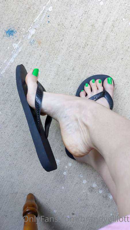 Top Down Flip Flop Play

My black flip flops and pretty gree..