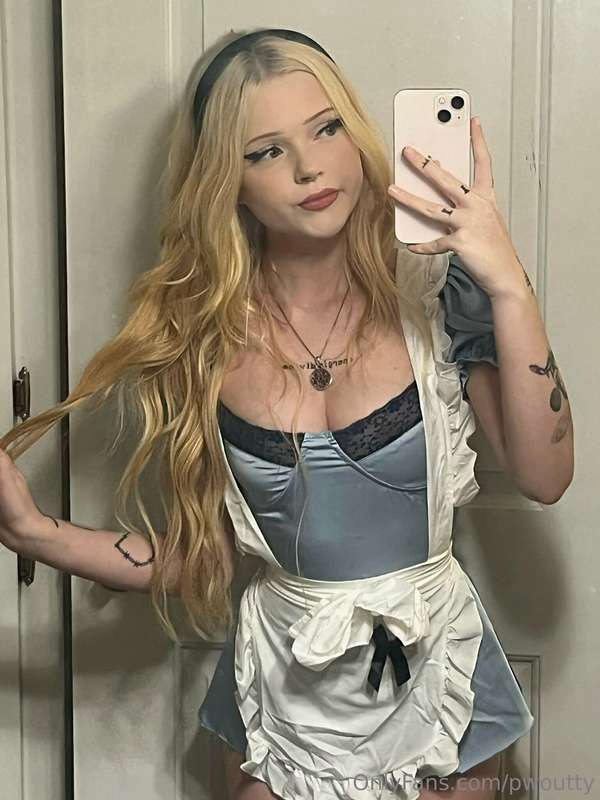 happy halloween from Alice in Wonderland!! (say it back or I.. 3