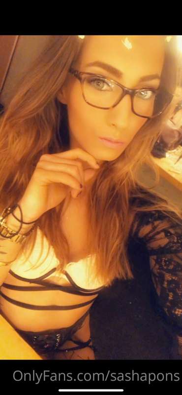 Hot girls wear glasses 😻