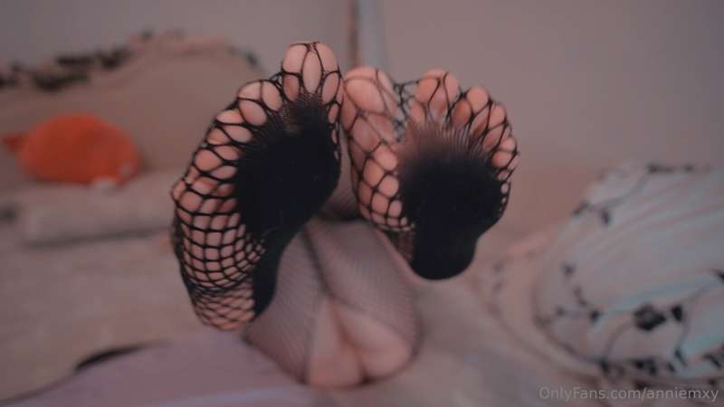 Even more feet for y'all<3 6
