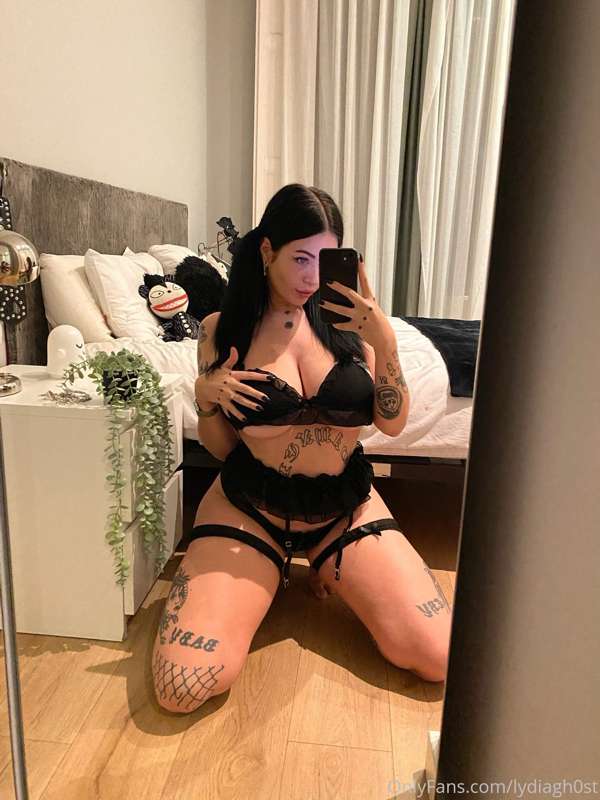 Tell me I’m pretty while you watch me undress and play with .. 4