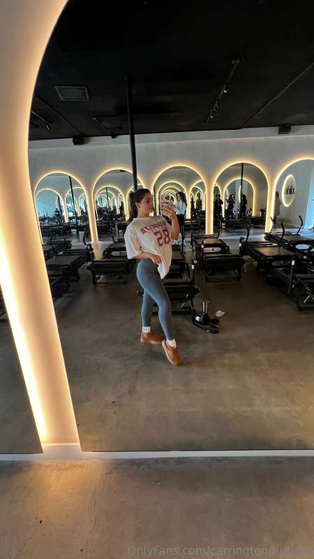  Not letting the holidays get in the way of my hot pilates s.. 1