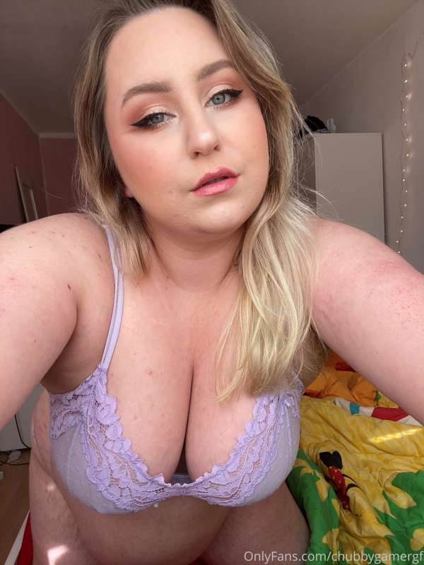 I'm your playful fat girlfriend in hot lingerie waiting to b.. 3