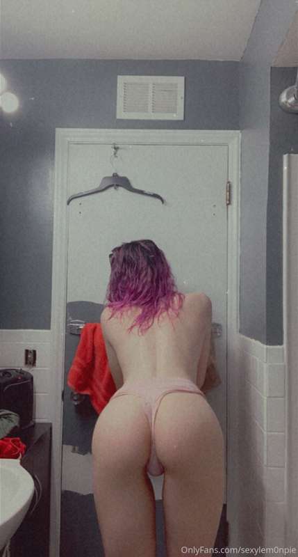 Took a shower and decided to take pics 💋
Check your DMS bb