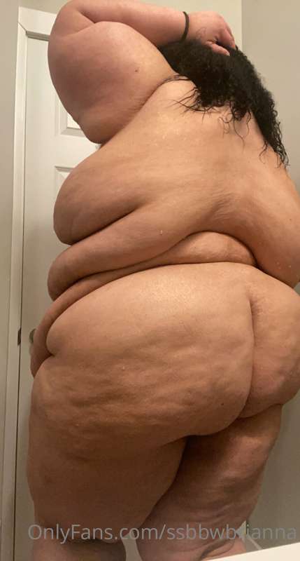 Fresh out of the shower and fat as fuck. Who wants to dry me.. 3