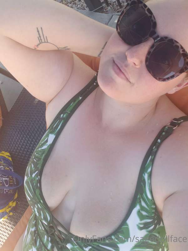 Getting some sunshine and pool time! Might just be the hotte..