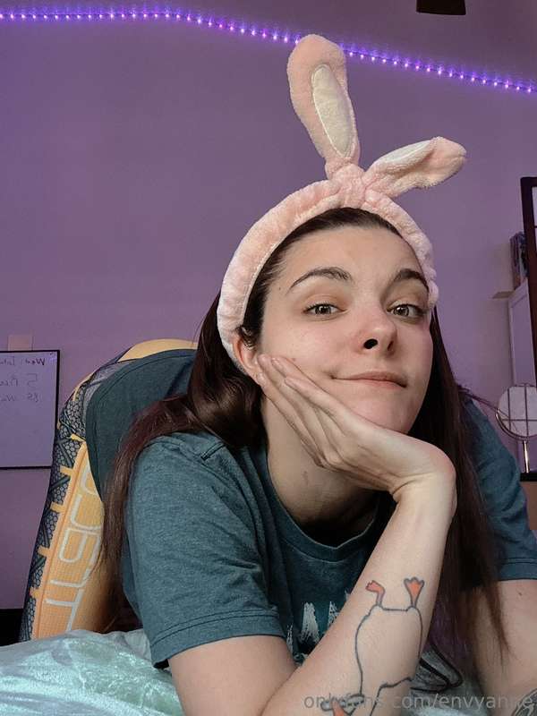 can we please PLEASE just get cozy and watching anime tonigh.. 23