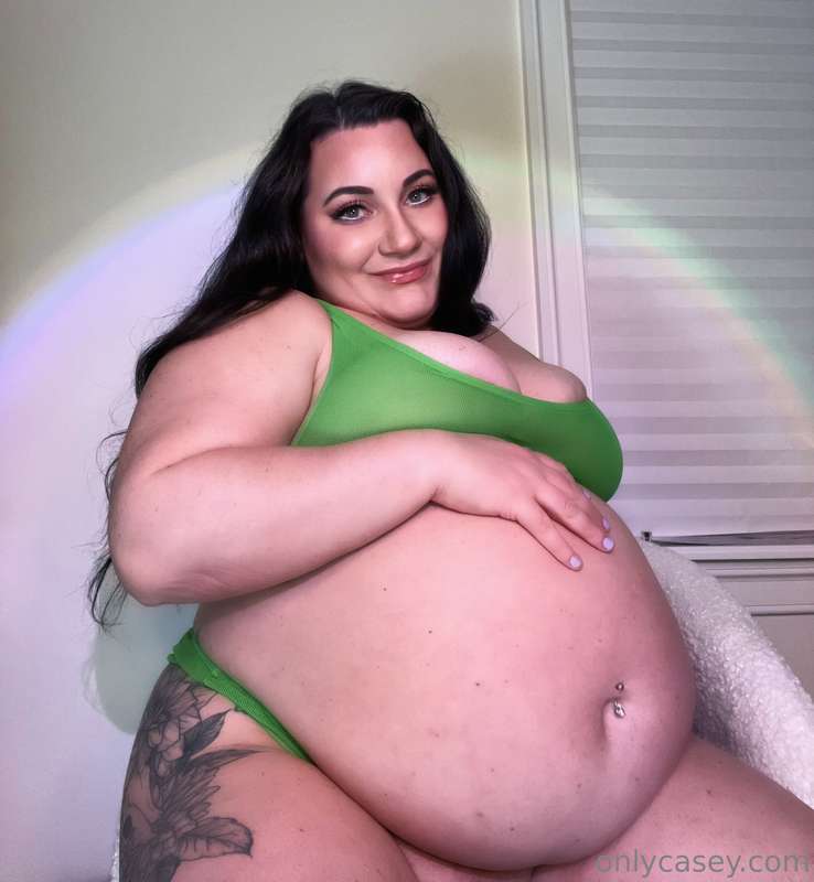 Only green lingerie I have that “fits” 🍀 Who’s trying to get.. 2