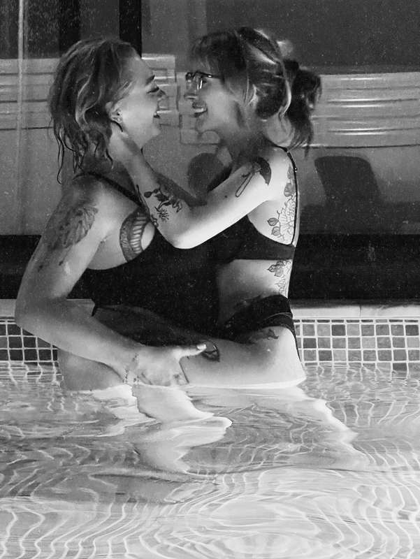 just some cute pool smooches with my girl @lizzy_lush 🥰🥰 1