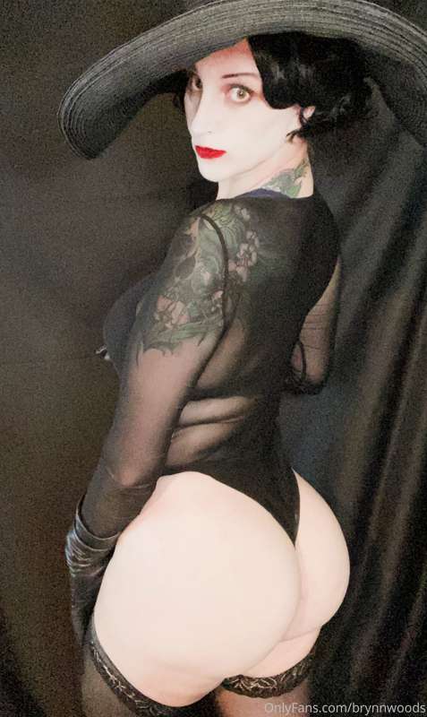 Lady Dimitrescu lingerie mod. This week there’s gonna be a l.. 5