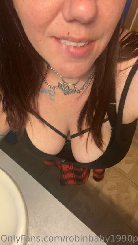Excuse my messy bathroom….if you love me tip here 😜 1