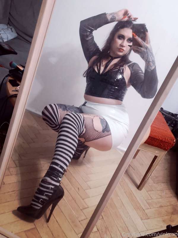 After party undress with me
Swipe 😈 3