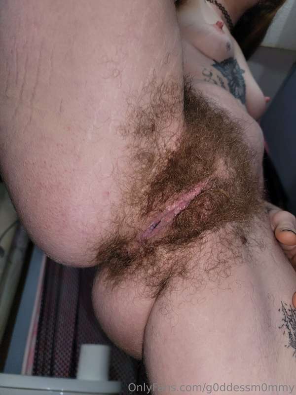How's mommy's dirty hairy pussy look babe? 😋