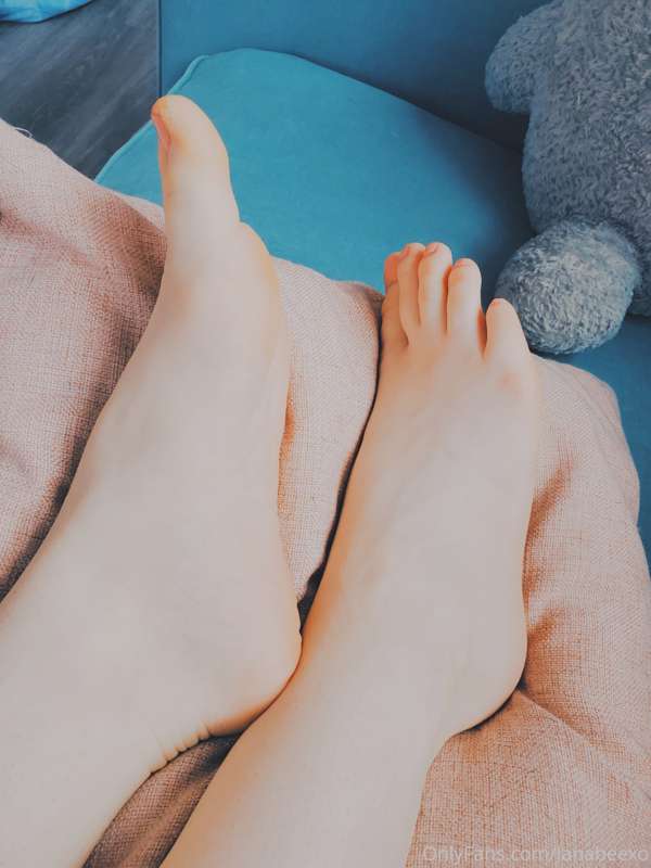 my first real attempt as some feet pics! 3