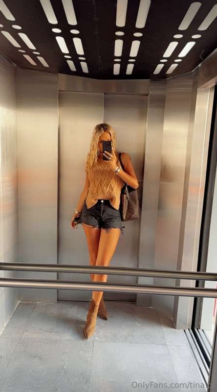 Autumn - a season of stylish outfits and inspiration! 🍁✨ It'..