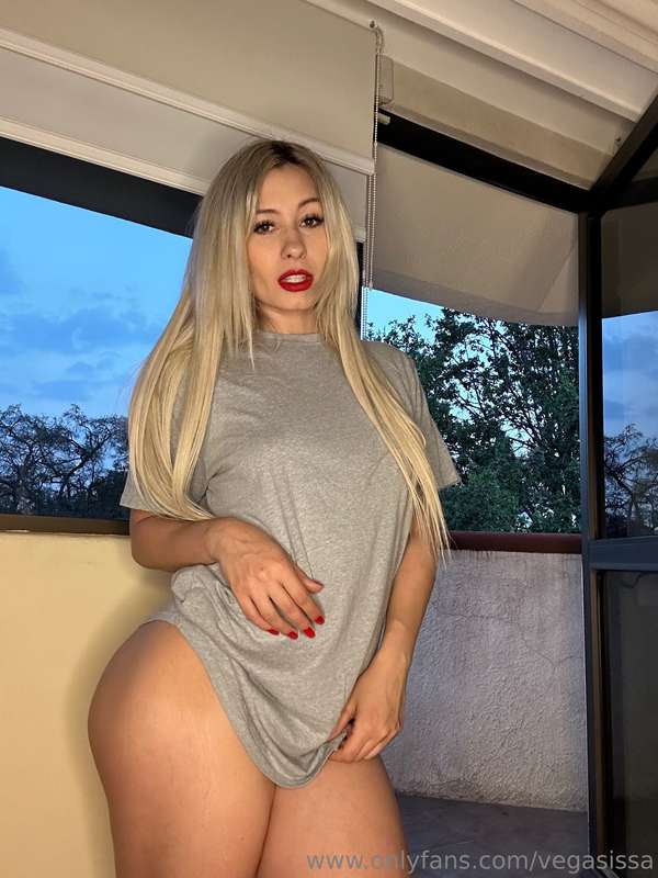 Happy Sunday 💋 QUESTION 😏 Should I do some TikTok dance but ..