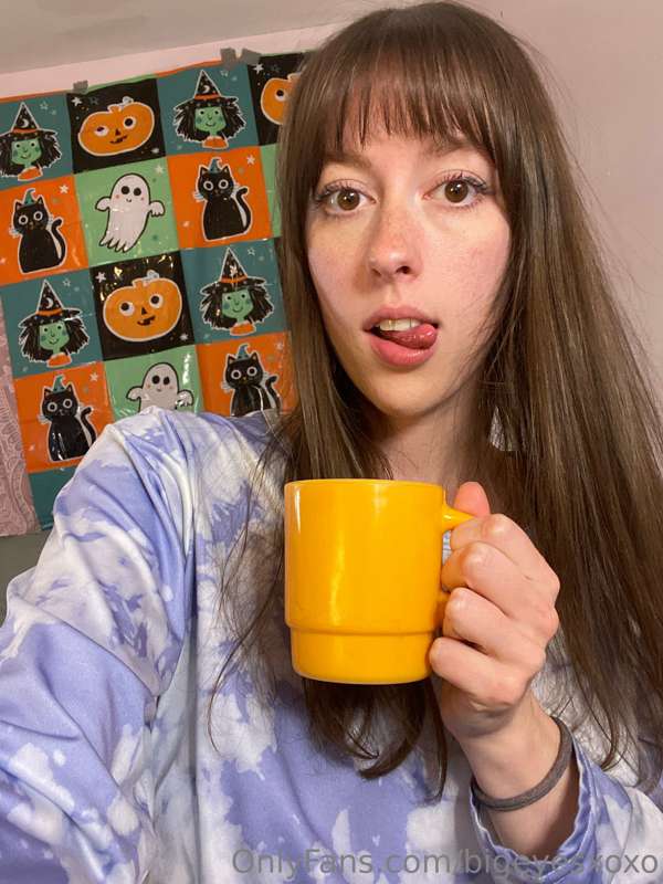 Hangin out on chaturbate! (Sorry no fancy outfit yet just my.. 1
