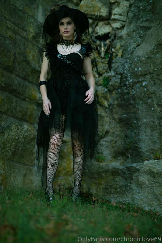 Witchy Woman 
See how high she flies 🧙‍♀️🧹🧹 6