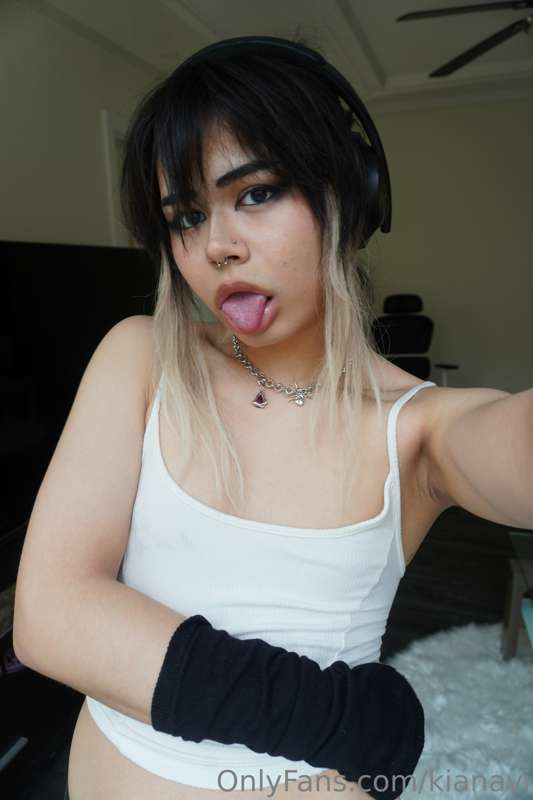 Outfit of the day!!
I'm heading out to do a little bit of sh.. 2