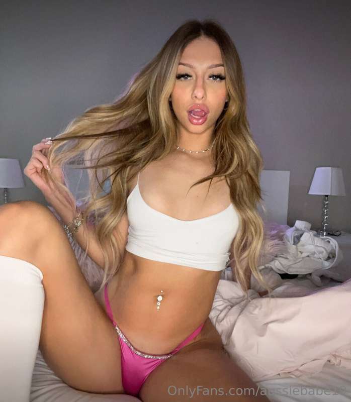 @aprilpaigee is LIVE NOW ‼️ finally had her 18th birthday an..