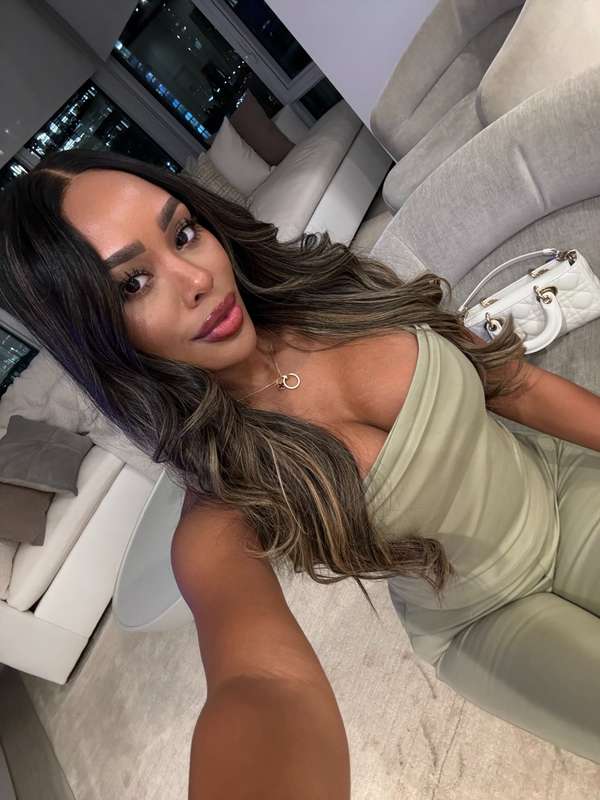 Do we like this color on me? 💚 2