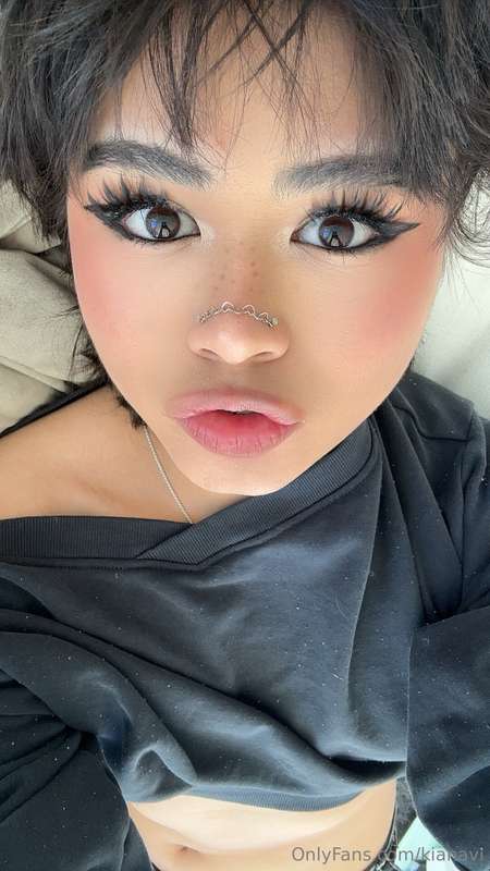 just finished my makeup, do u like it? :] sometimes I wonder.. 6