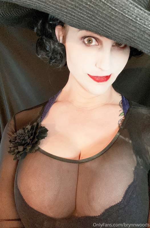 Lady Dimitrescu lingerie mod. This week there’s gonna be a l.. 2