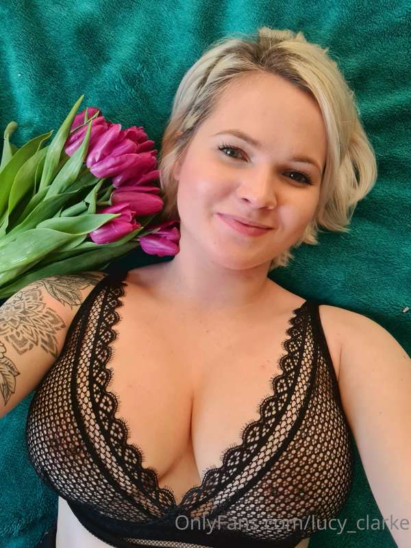 I got flowers today 💐 tulips ftw 🌷🌼⚘ 1