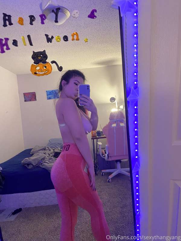Same girl, different colored leggings. I live in workout app.. 3