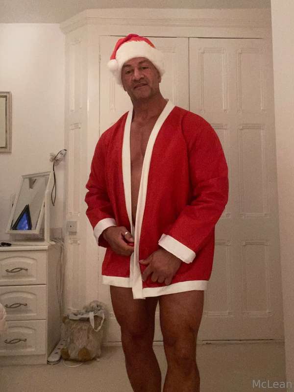 Join daddy Santa for a glass of wine 🍷