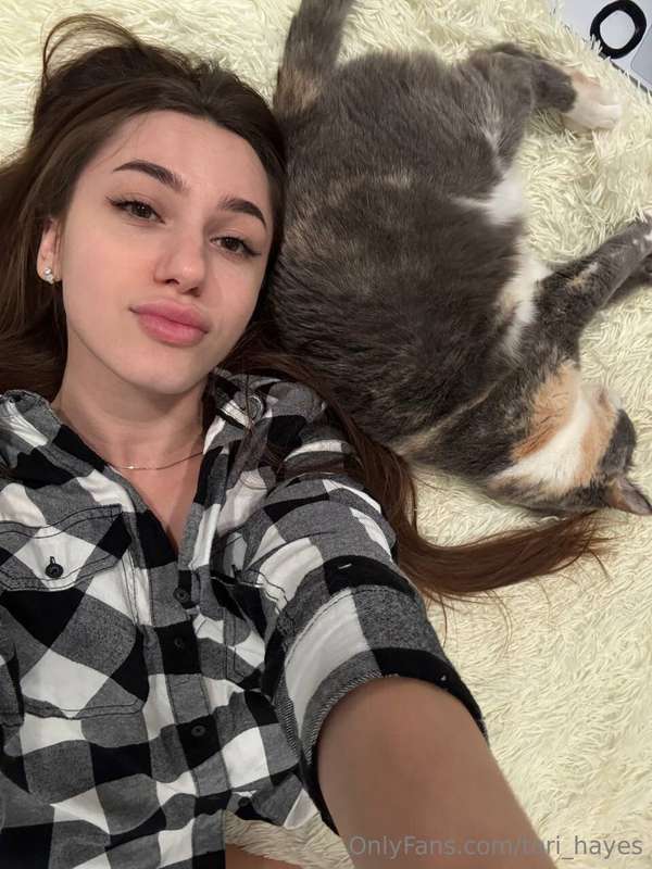 Just chillin' with Teri on the bed ❤️😹