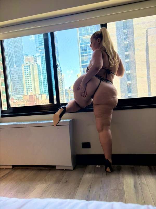 Feeling sexy in NYC 💦🥵😈 I want your cock hard from my delici..